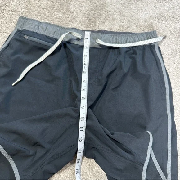 SOLD | Vuori Men’s Banks Shorts Pull On 7” Unlined Athletic in Black Gray XL - Picture 14 of 14